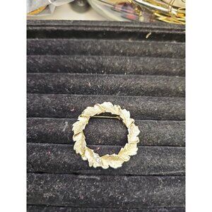 Brooch/pin  Gold-tone Leaf Wreath Circle